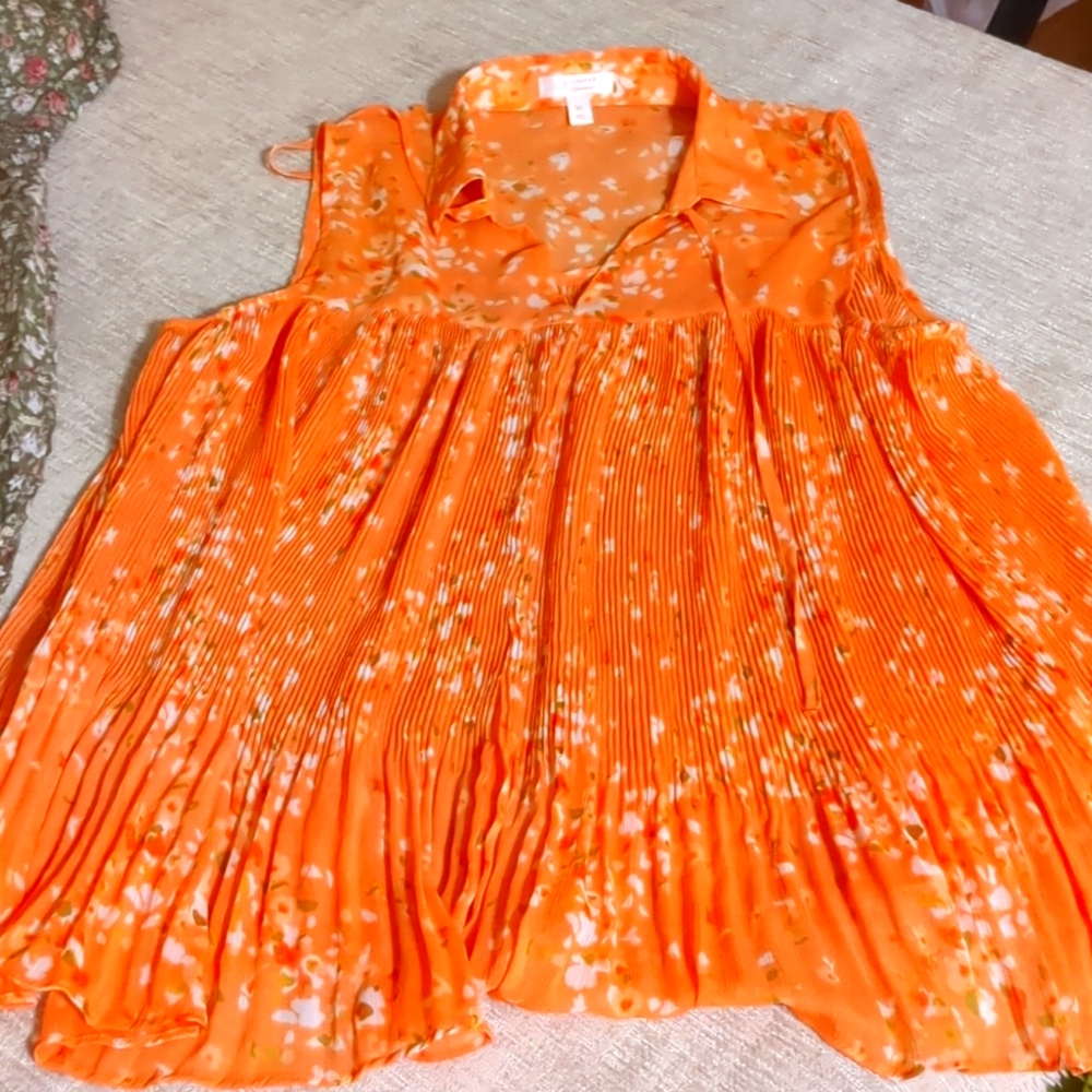 Pleated flowing perfect summer top peach with flowers on it! Lauren Conrad top